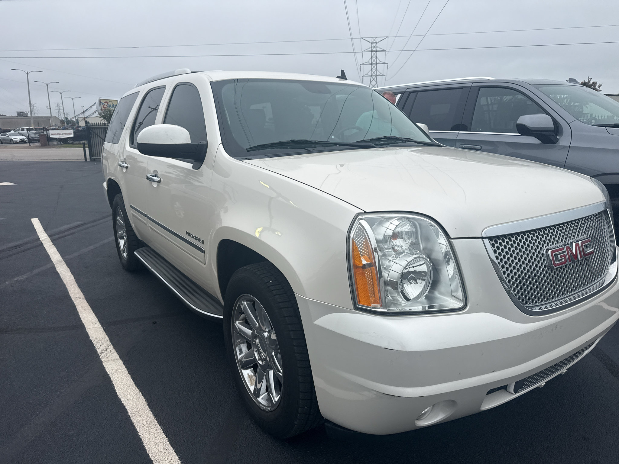 Used 2014 GMC Yukon Denali RWD image 2