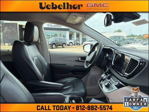 Used 2022 Chrysler Pacifica Touring-L FWD image 2