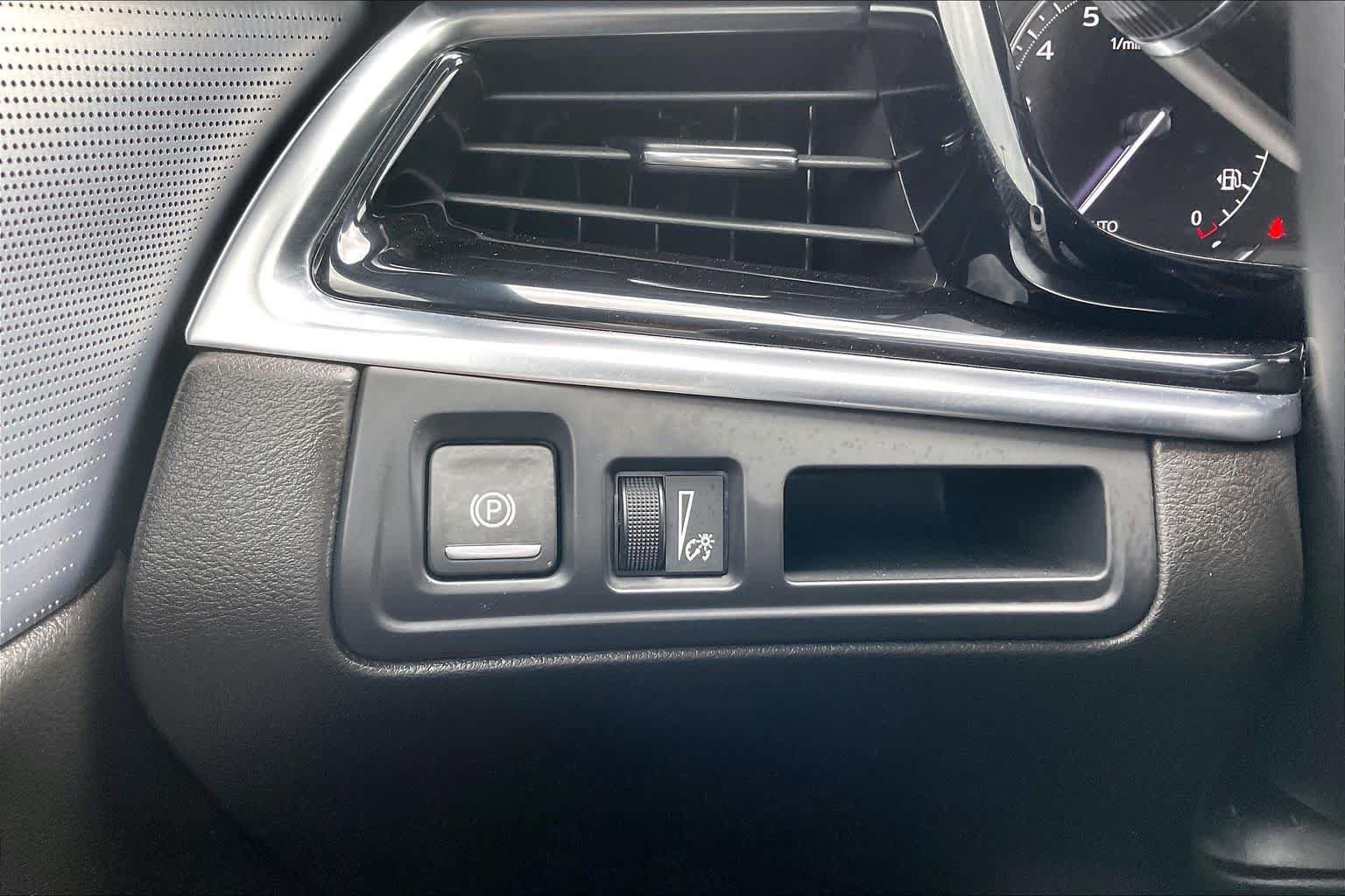 Used 2025 Cadillac XT6 Premium Luxury FWD image 34