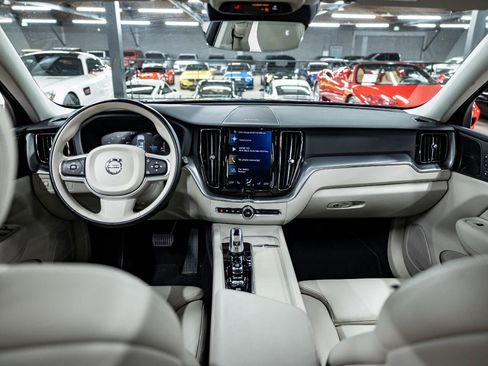 Used 2019 Volvo XC60 T8 Momentum w/ Advanced Package AWD/4WD image 9