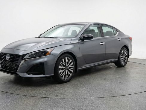 Used 2025 Nissan Altima 2.5 SV FWD image 3