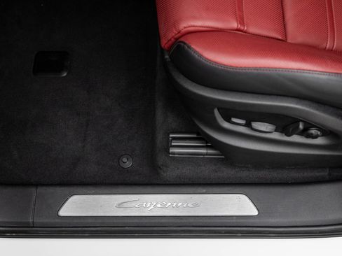 Certified 2025 Porsche Cayenne Coupe image 23