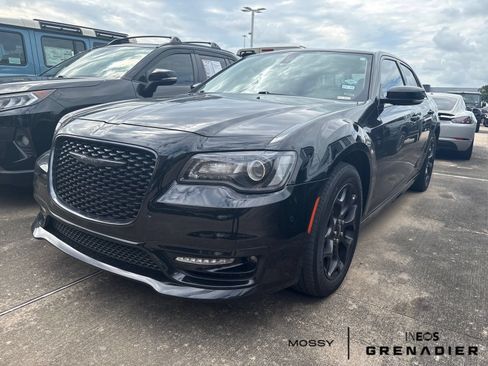 Used 2022 Chrysler 300 Touring L w/ Popular Equipment Group AWD/4WD image 2