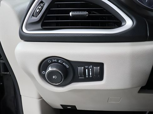 Used 2023 Chrysler Pacifica Touring-L FWD image 14