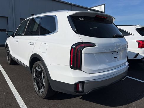 Used 2023 Kia Telluride EX w/ EX Captain's Chair Package image 3