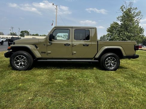 Used 2025 Jeep Gladiator Sport image 6