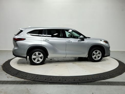 Used 2021 Toyota Highlander LE AWD/4WD image 9