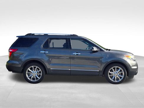 Used 2015 Ford Explorer XLT w/ Equipment Group 202A FWD image 12