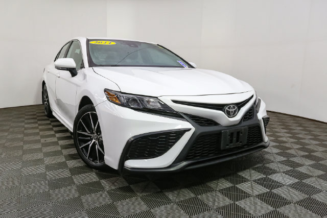 Used 2024 Toyota Camry SE w/ Cold Weather Package FWD image 3