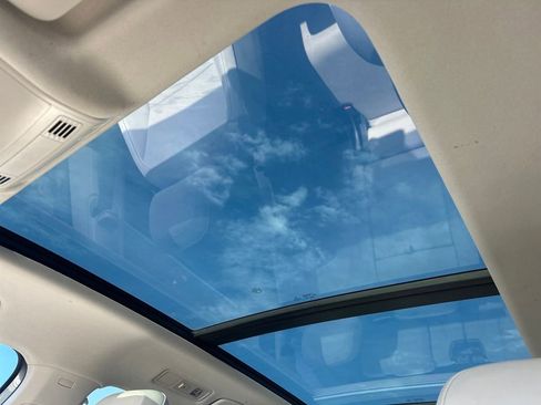 Used 2019 Volkswagen Tiguan SE w/ Panoramic Sunroof Package image 19