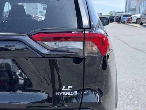 Used 2021 Toyota RAV4 LE w/ Carpet Mat Package (TMS) AWD/4WD image 8