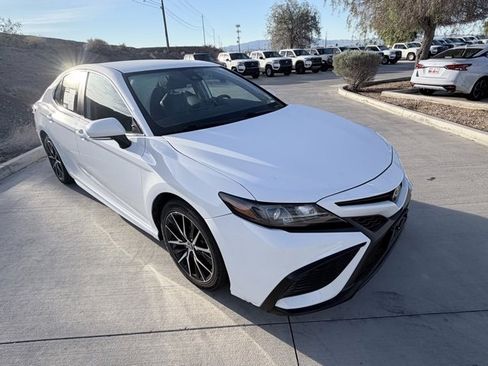 Used 2023 Toyota Camry SE image 3