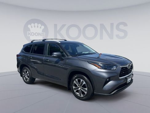 Used 2023 Toyota Highlander XLE AWD/4WD image 10
