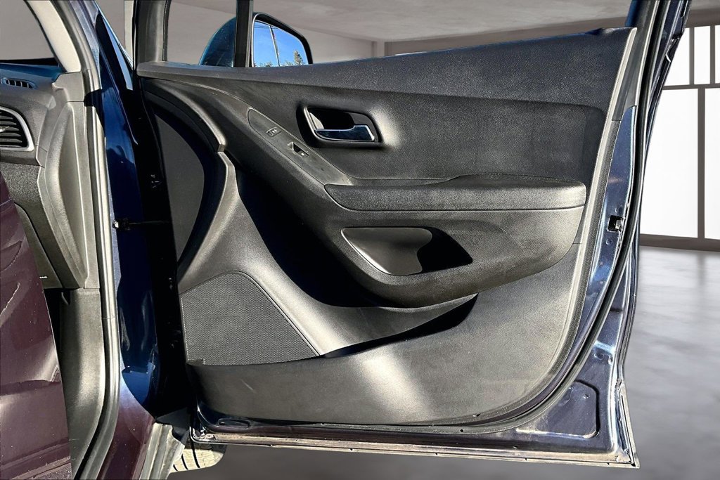 Used 2019 Chevrolet Trax LS AWD/4WD image 24