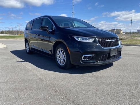 Used 2024 Chrysler Pacifica Touring-L image 7