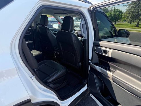 Used 2022 Ford Explorer XLT w/ Equipment Group 202A AWD/4WD image 11