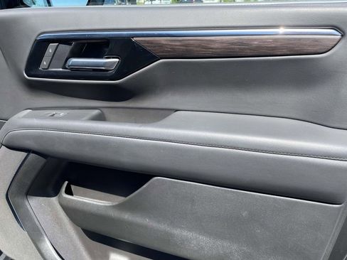 Used 2025 Chevrolet Suburban Z71 AWD/4WD image 8