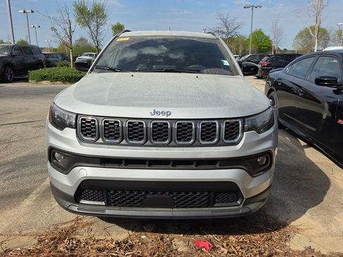 Used 2025 Jeep Compass Latitude image 2