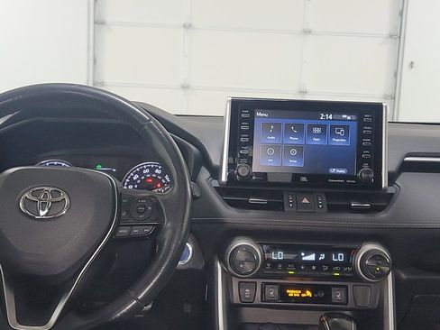 Used 2021 Toyota RAV4 XLE Premium image 16