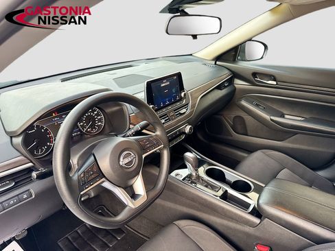 Used 2024 Nissan Altima 2.5 SV image 11