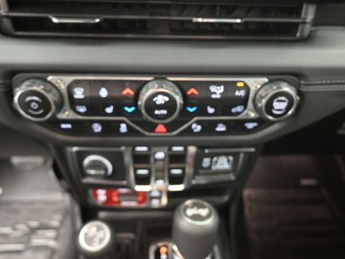 Used 2024 Jeep Wrangler Unlimited Rubicon image 3