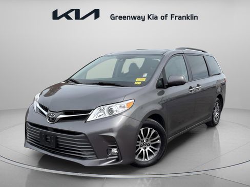 Used 2019 Toyota Sienna XLE w/ XLE Navigation Package image 3