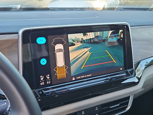 Certified 2025 Volkswagen Atlas SE image 23