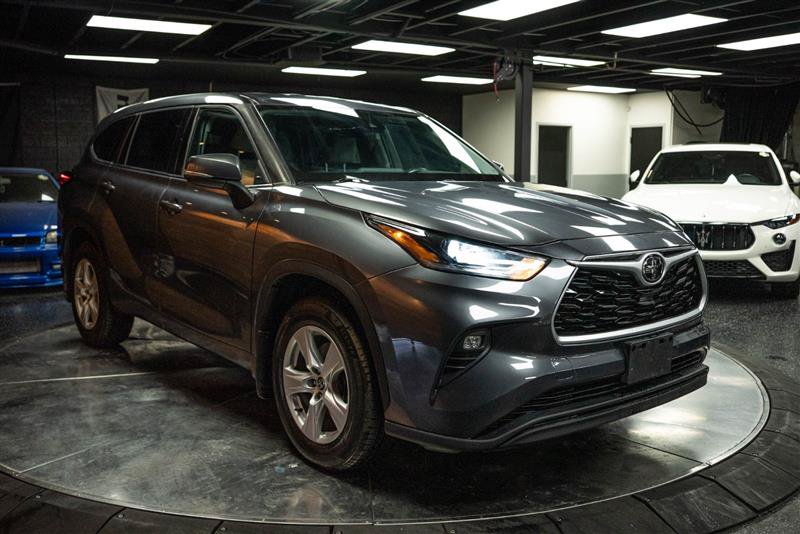 Used 2021 Toyota Highlander LE AWD/4WD image 5