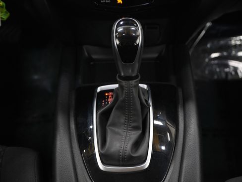 Used 2019 Nissan Rogue Sport S image 16