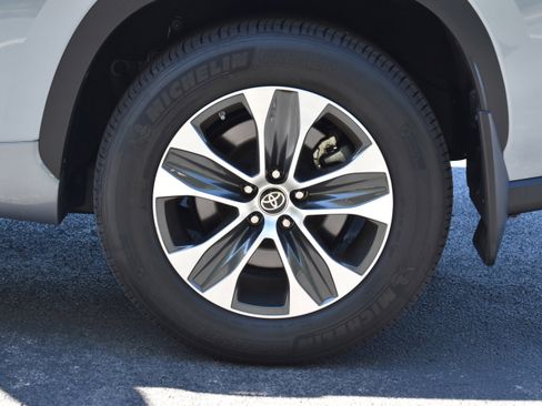 Used 2023 Toyota Highlander L image 40