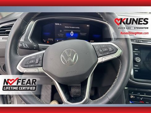 Used 2022 Volkswagen Tiguan SE w/ Panoramic Sunroof Package image 28
