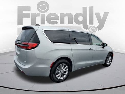 New 2026 Chrysler Pacifica Select image 5