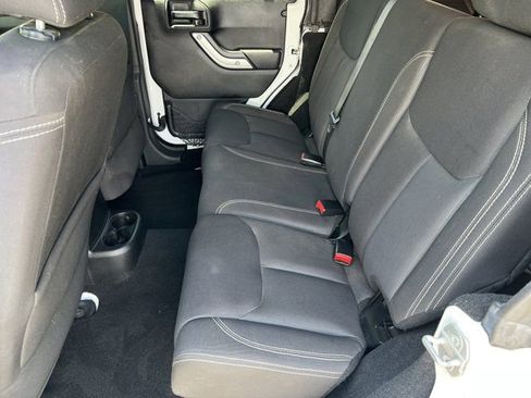 Used 2015 Jeep Wrangler Unlimited Rubicon w/ Connectivity Group AWD/4WD image 21