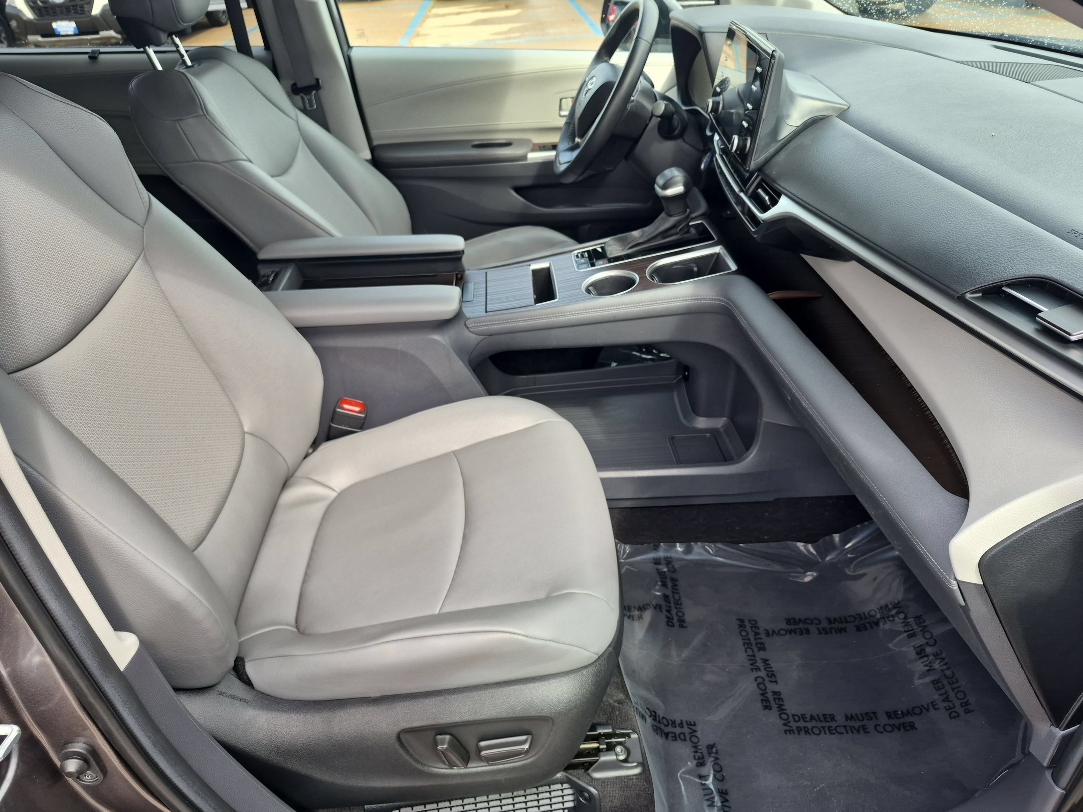 Used 2023 Toyota Sienna XLE AWD/4WD image 31