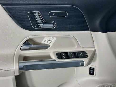 Used 2026 Mercedes-Benz GLB 250 4MATIC image 17