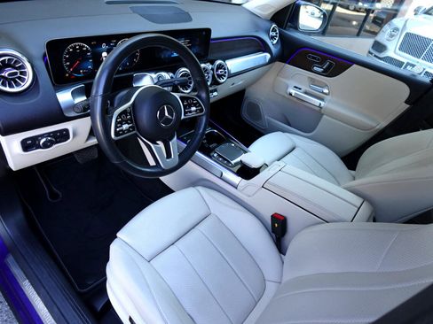 Used 2021 Mercedes-Benz GLB 250 4MATIC w/ Premium Package image 8