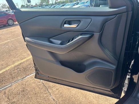 Used 2025 Nissan Rogue SV FWD image 18