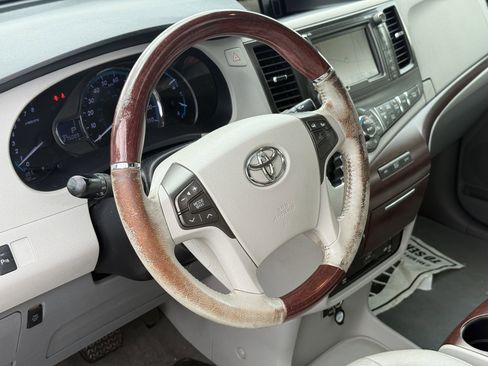 Used 2011 Toyota Sienna XLE image 14