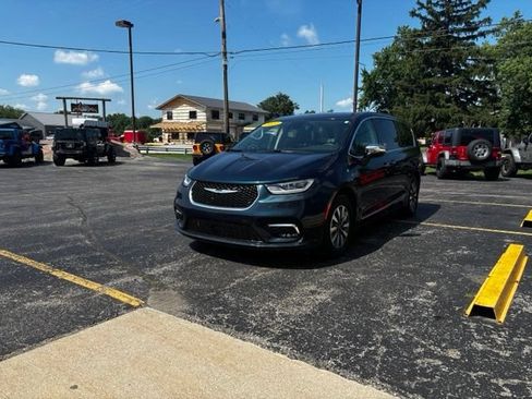 Used 2023 Chrysler Pacifica Limited FWD image 3