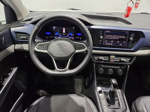 Used 2023 Volkswagen Taos SE w/ Panoramic Sunroof Package image 7