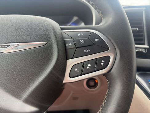 Used 2022 Chrysler Pacifica Touring-L image 19