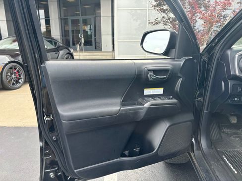Used 2020 Toyota Tacoma TRD Off-Road w/ TRD Premium Off Road Package AWD/4WD image 10