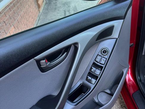 Used 2014 Hyundai Elantra SE w/ Option Group 02 FWD image 6