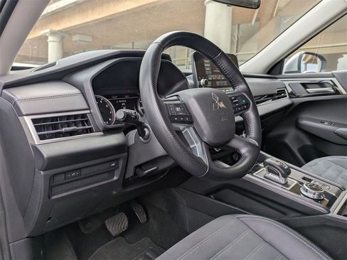 Used 2024 Mitsubishi Outlander SE image 15