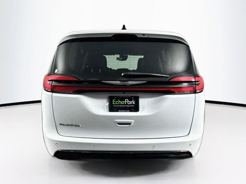 Used 2024 Chrysler Pacifica Touring-L FWD image 7