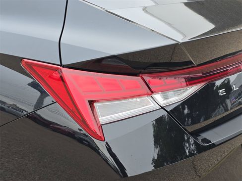 Certified 2022 Hyundai Elantra Limited image 33