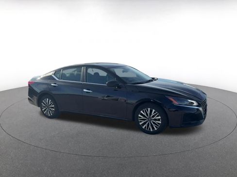 Used 2025 Nissan Altima 2.5 SV image 2