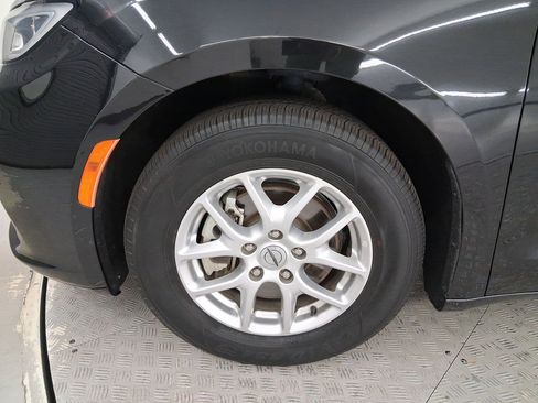 Used 2023 Chrysler Pacifica Touring-L image 11