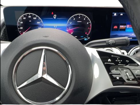 Used 2025 Mercedes-Benz GLB 250 4MATIC image 38