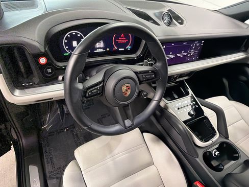 Certified 2026 Porsche Cayenne S AWD/4WD image 4